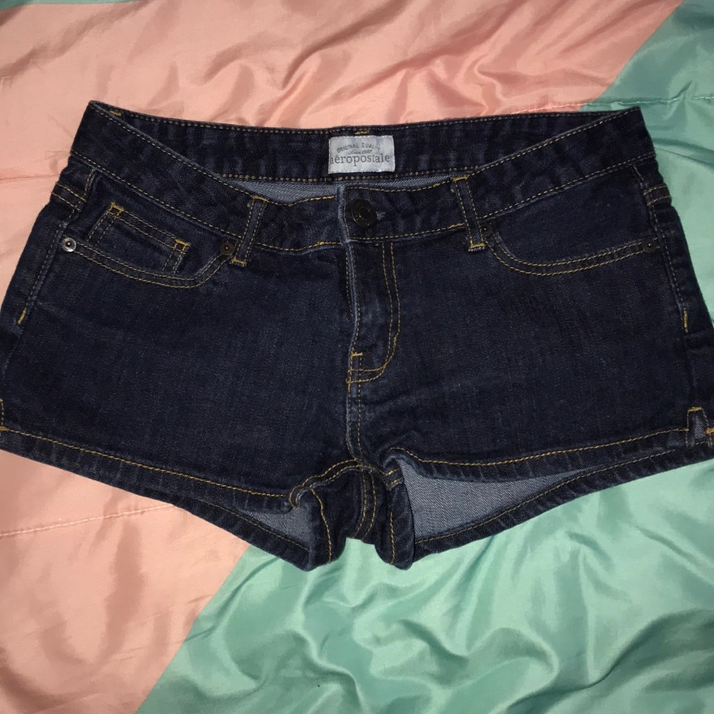 Blue jean shorts.